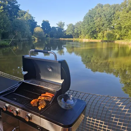 Sur L'eau Dans Un Cadre Idyllique Nesmy