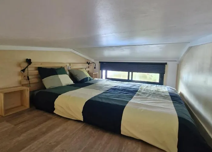 Botel Sur L'eau Dans Un Cadre Idyllique