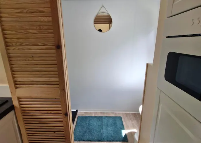 Botel Sur L'eau Dans Un Cadre Idyllique *